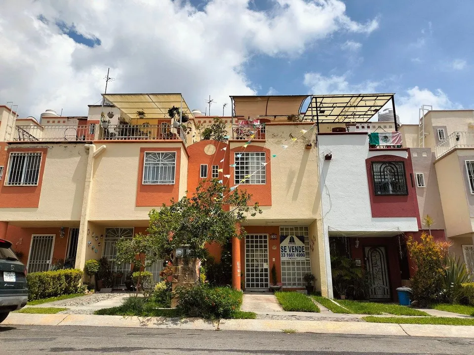 Casa de 3 niveles en Fraccionamiento Misión la Floresta II