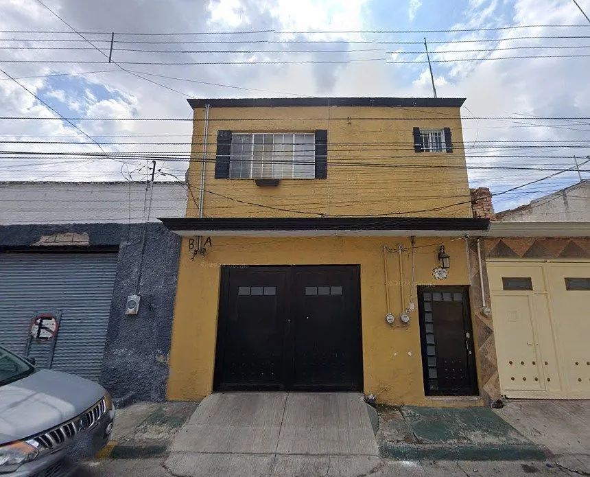 Amplia Casa de 2 niveles en Col. El Fresno