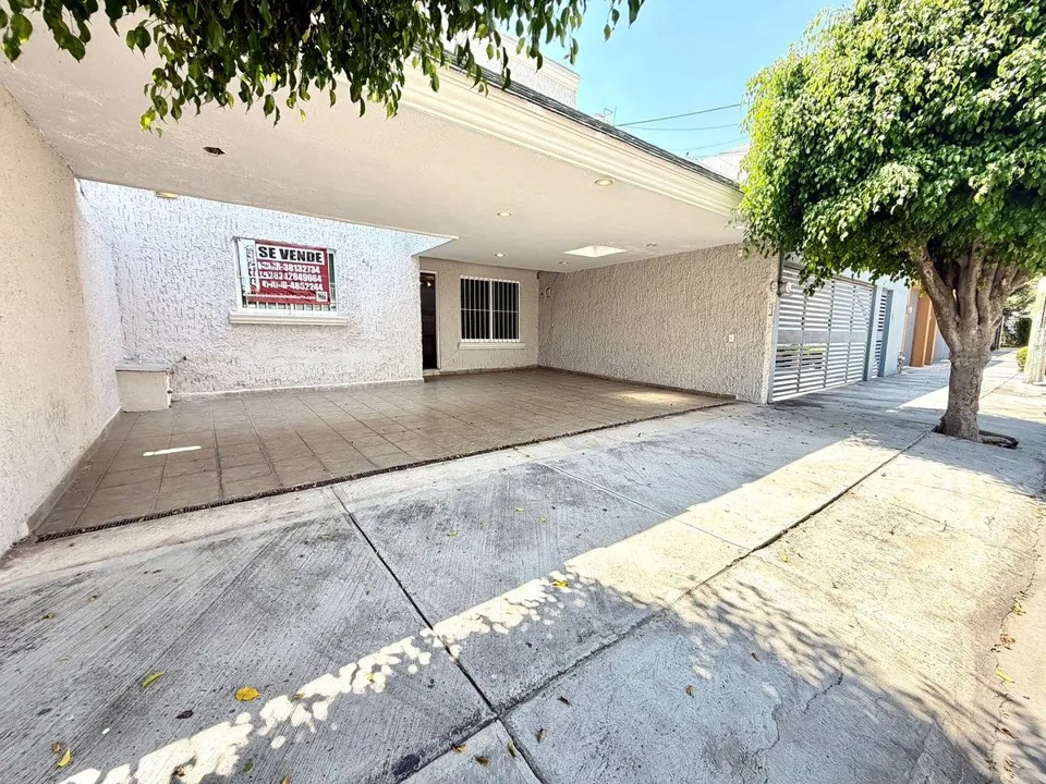 Foto 2 de Casa en Venta en Jardines del Sol en Zapopan