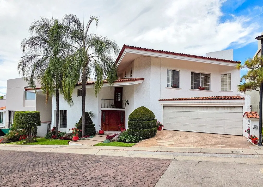 Casa Alameda en venta en Royal Country, Zona Andares