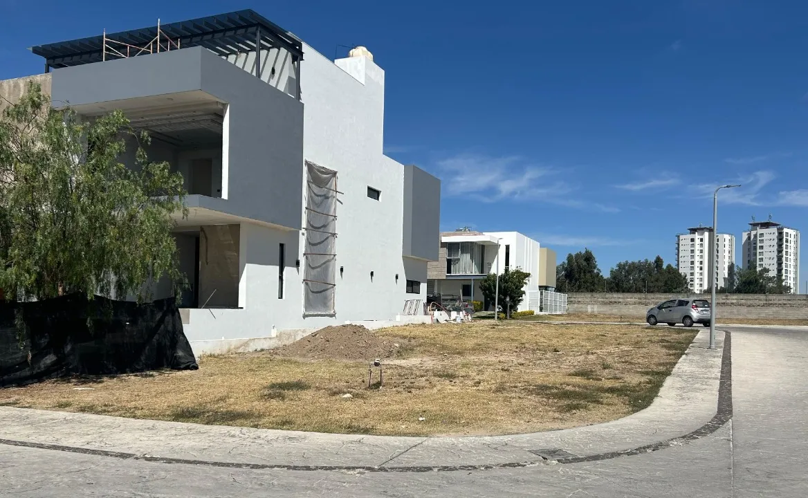 Foto 2 de Terreno en venta en Av. Parque Virreyes, Condominio Entre Lomas, Zapopan