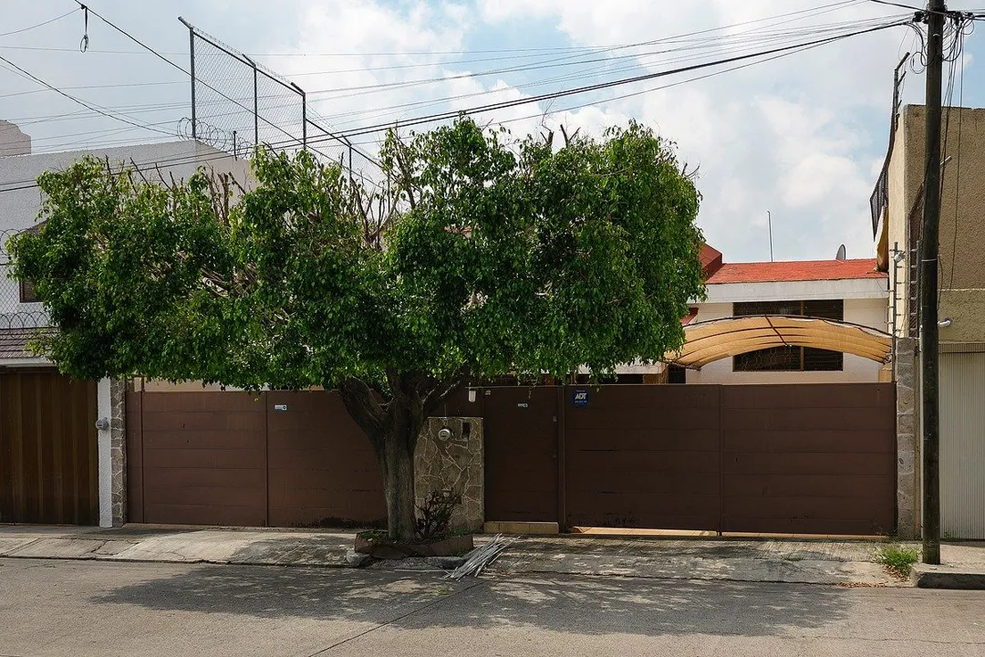 Casa en renta para oficinas o habitación, amplios espacios, cerca Expo Gdl
