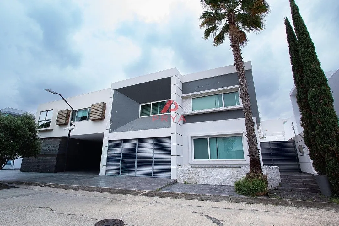 Casa en Venta en Puerta del Bosque, Zapopan. Con Recámara en Planta Baja