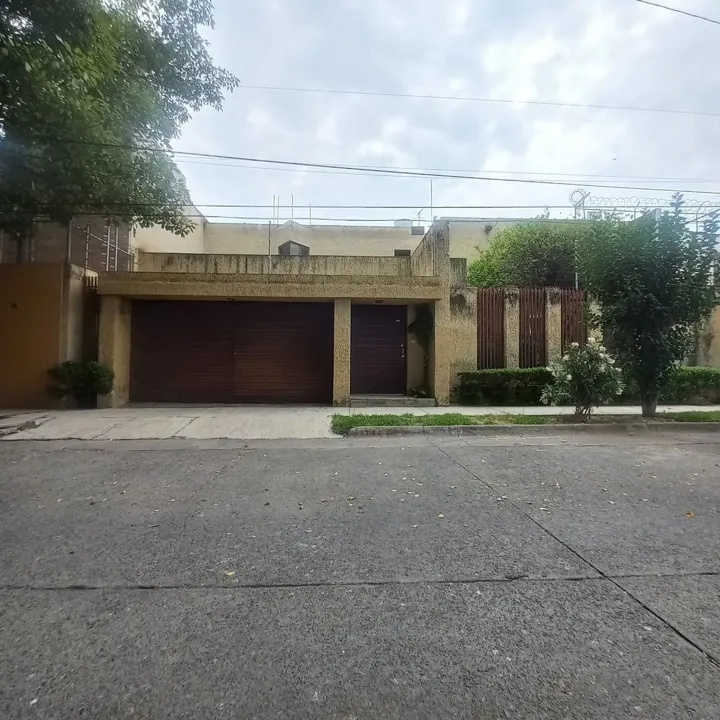 Venta casa Chapultepec Country con estilo arquitectónico Contemporaneo