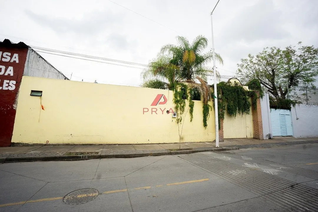 Bodega Comercial en Venta en El Campanario, Zapopan con Patio de Maniobras