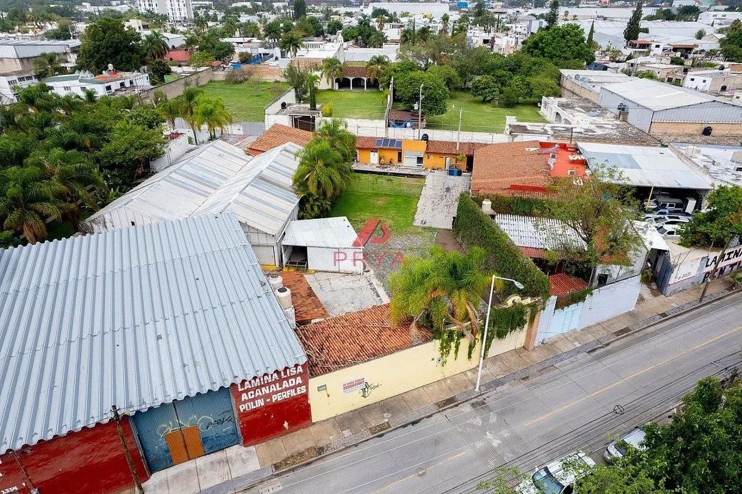 Foto 2 de Bodega Comercial en Venta en El Campanario, Zapopan con Patio de Maniobras
