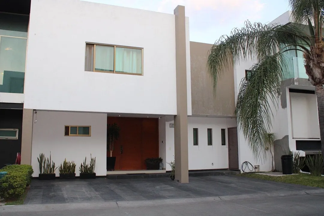 Preciosa y acogedora residencia en venta, con ubicación privilegiada.