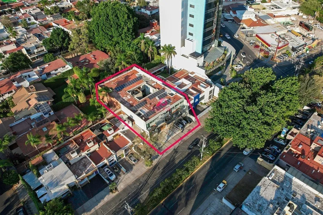 Foto 3 de Edificio Comercial en Venta Ciudad del Sol Zapopan | Uso de Suelo Mixto.
