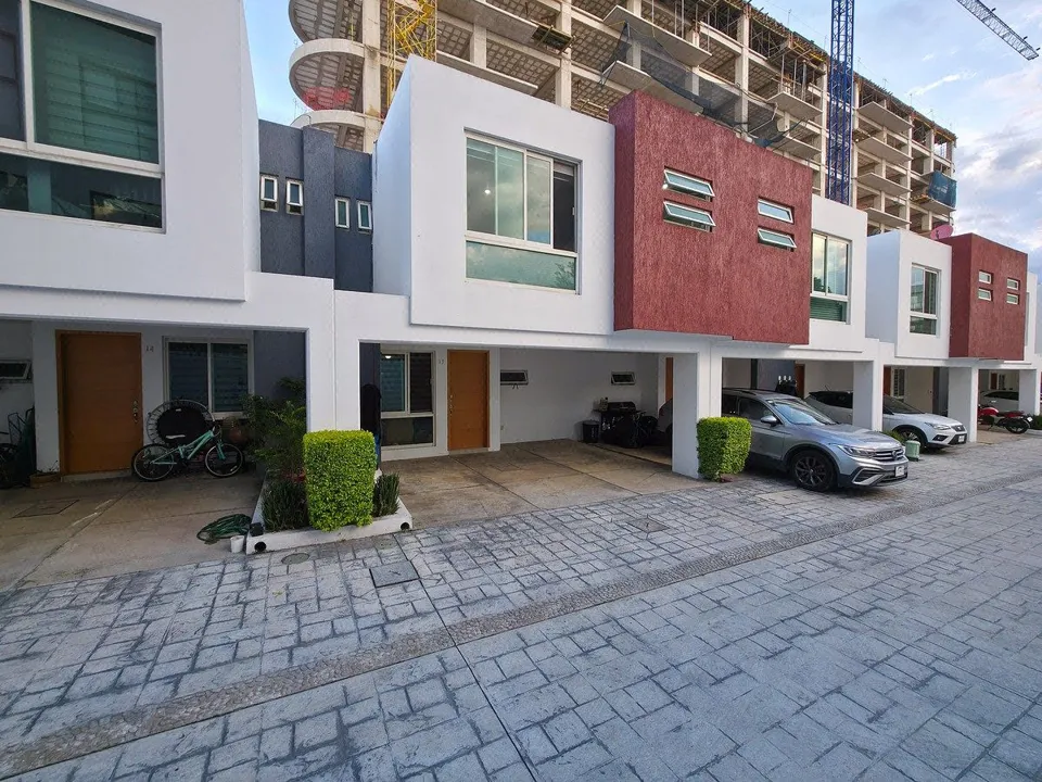 Foto 2 de Casa en Venta dentro de coto en Ciudad Granja, Zapopan