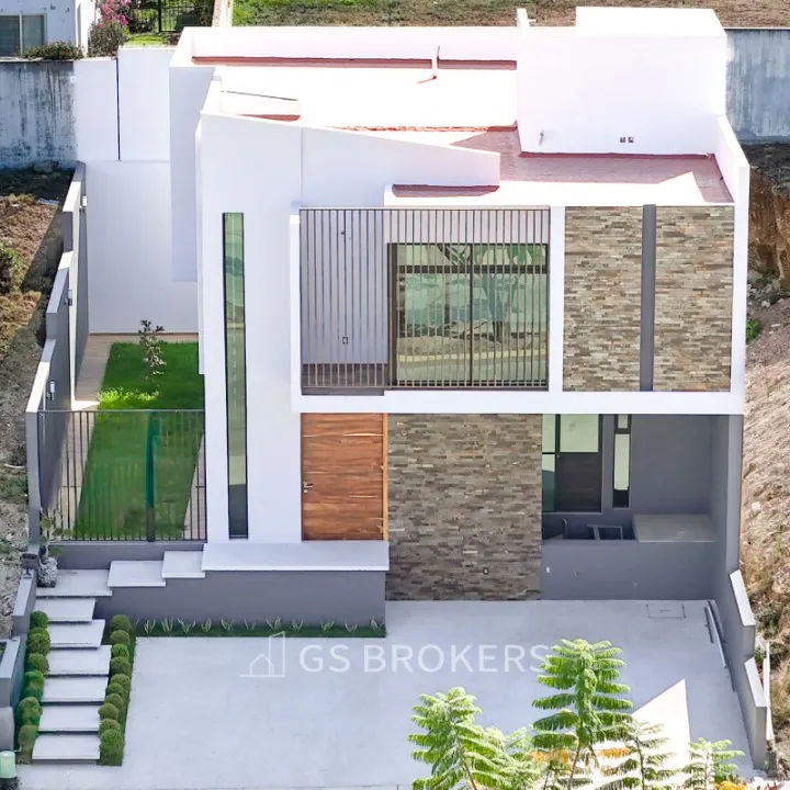 Casa en venta en Avenida Paseo de los Robles Norte, Los Robles, ZAPOPAN