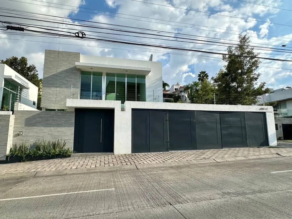Residencia de lujo en Venta sobre Av. Naciones Unidas, Opción a 4 rec.