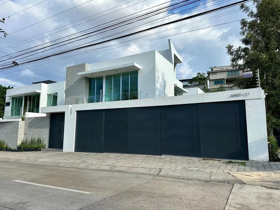 Foto 2 de Residencia de lujo en Venta sobre Av. Naciones Unidas, Opción a 4 rec.