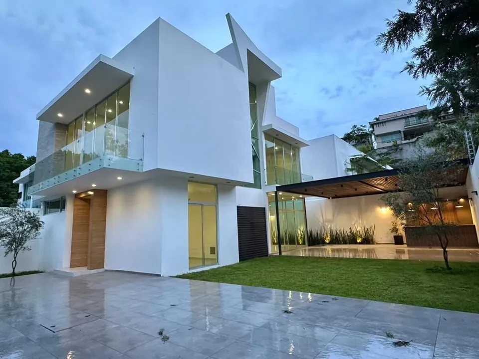 Foto 3 de Residencia de lujo en Venta sobre Av. Naciones Unidas, Opción a 4 rec.