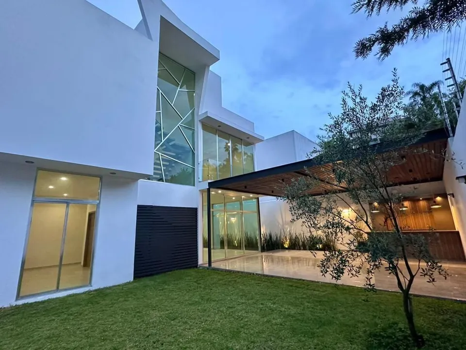 Foto 4 de Residencia de lujo en Venta sobre Av. Naciones Unidas, Opción a 4 rec.