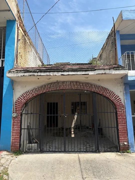 CASA EN VENTA PARA REMODELAR / Juan de Dios Robledo