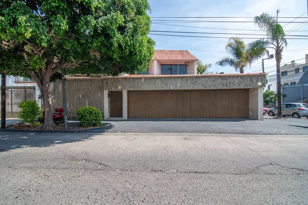 Casa en Esquina en Venta en Jardines de los Arcos