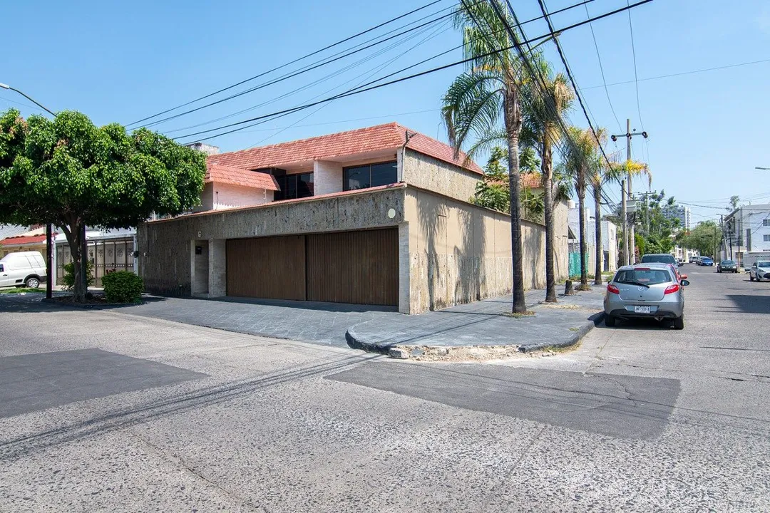 Foto 2 de Casa en Esquina en Venta en Jardines de los Arcos