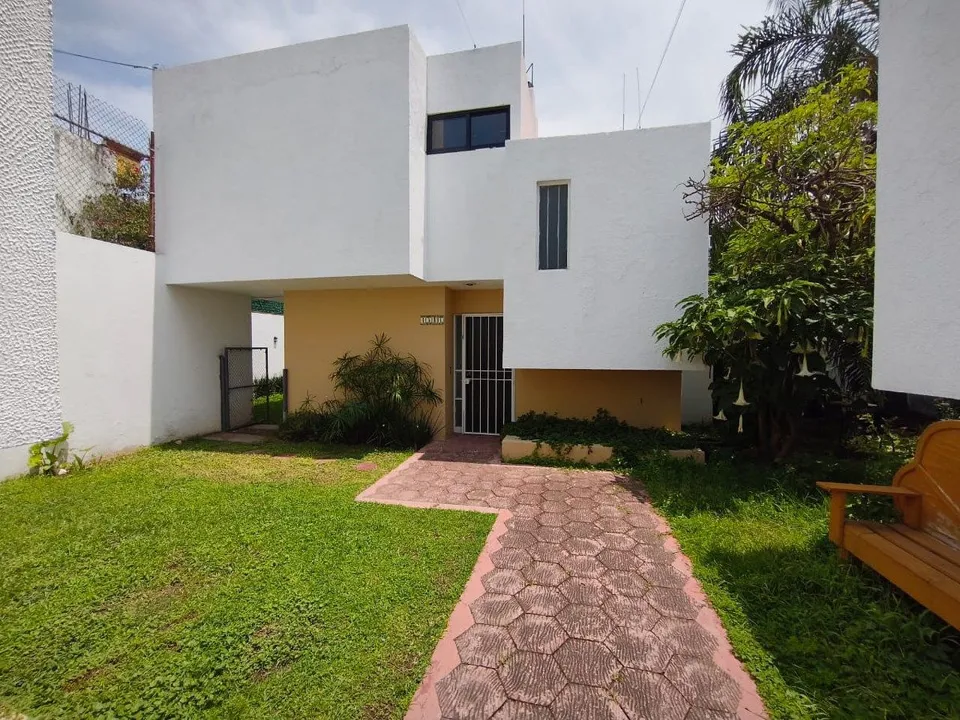 Casa en Renta en Jardines del Sol, coto privado con jardín