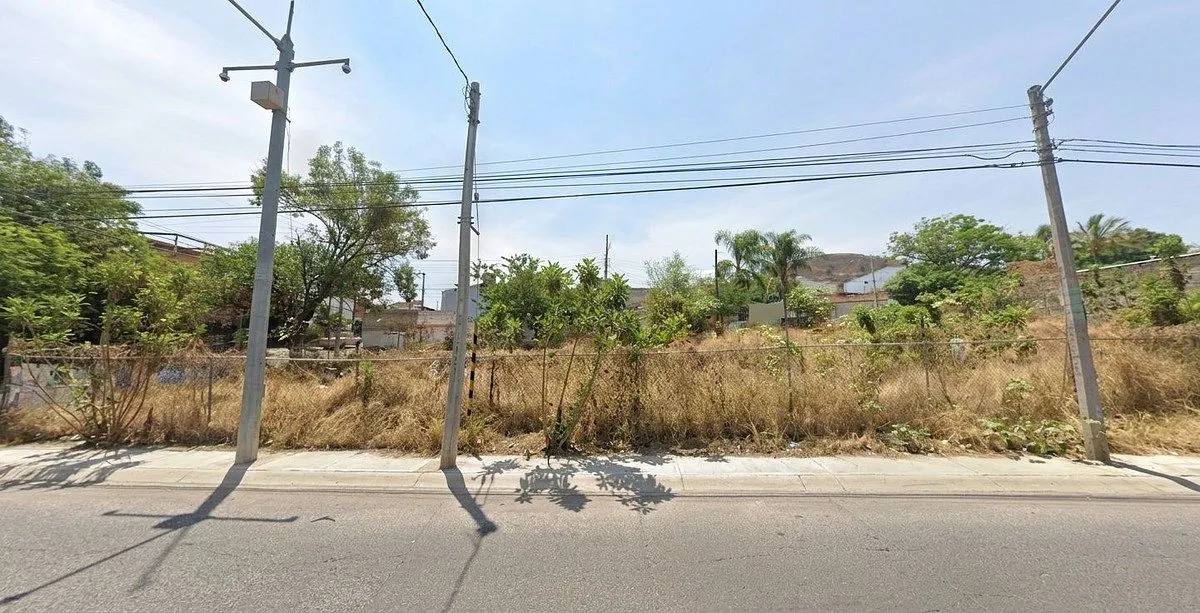 Foto 4 de TERRENO EN ESQUINA tres frentes  EN VENTA  658 m²  GRAN POTENCIAL DE DESARROLLO-