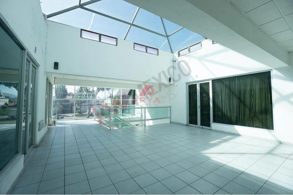 Foto 9 de Local comercial en renta en Av. Guadalupe Zapopan 292 m² Plaza Cibeles.