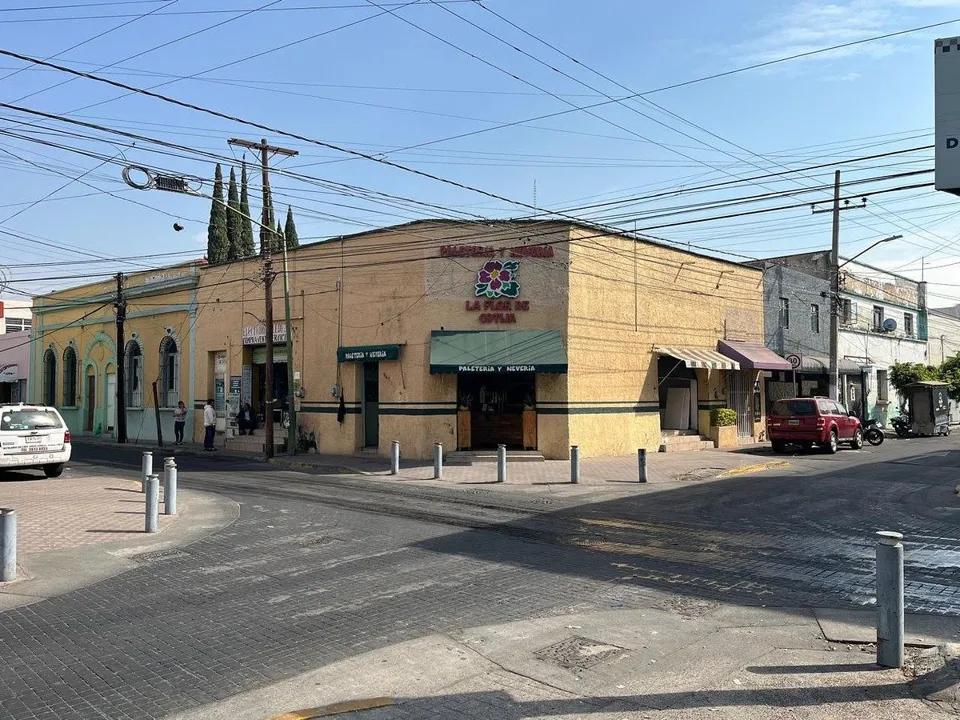 SE VENDE ESQUINA COMERCIAL CON EXCELENTE UBICACION EN LA COLONIA ANALCO