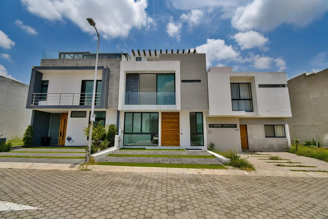 Residencia con recámara en planta baja, Coto Baluarte Casa Fuerte