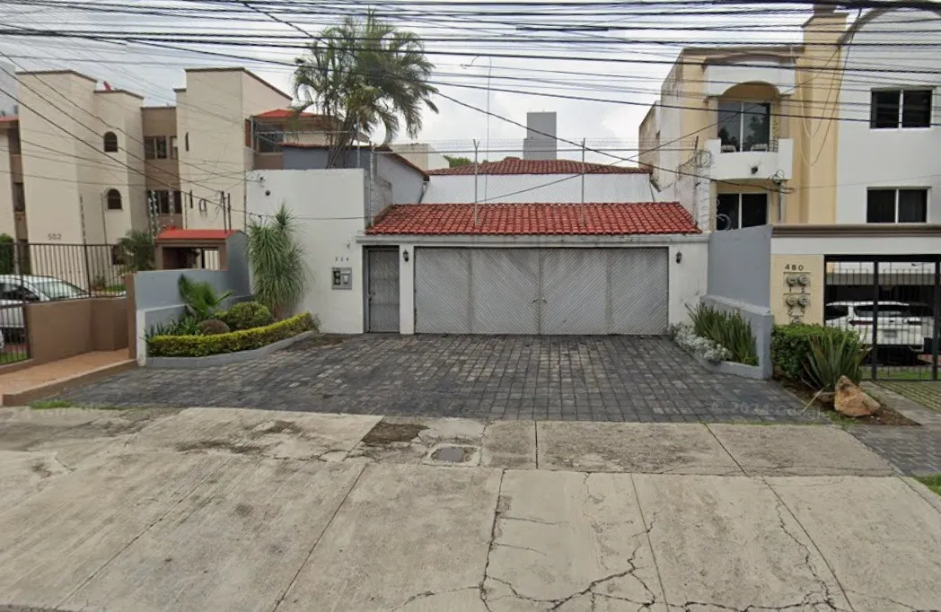 Casa en venta en Avenida Abedules, México, Zapopan