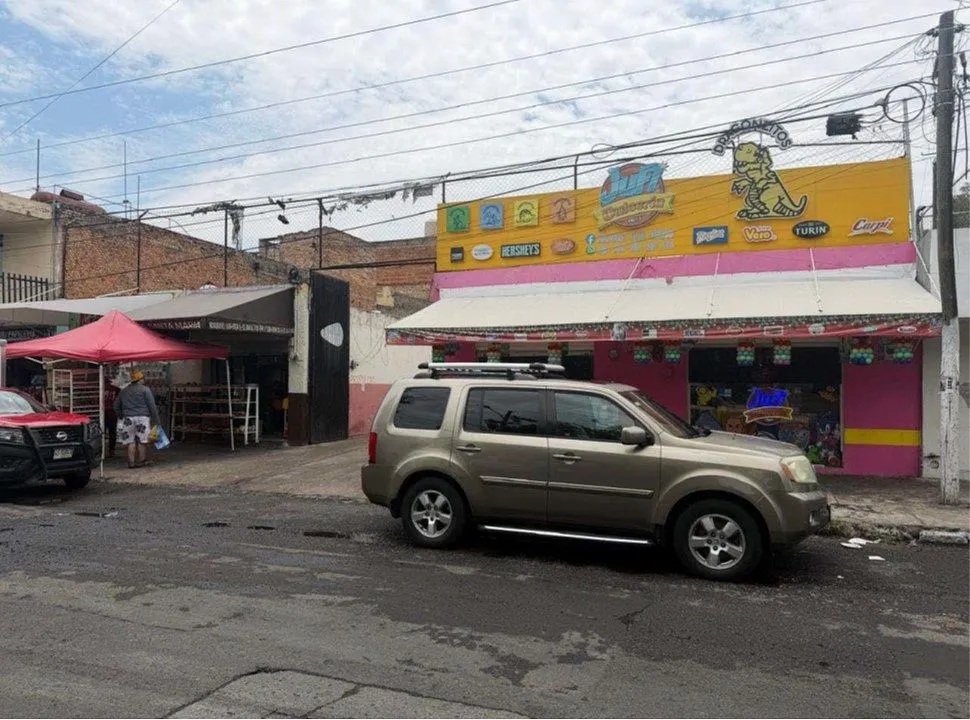 TERRENO COMERCIAL CON LOCALES EN VENTA COLINDANTE MERCADO VALENTIN GOMEZ FARIAS