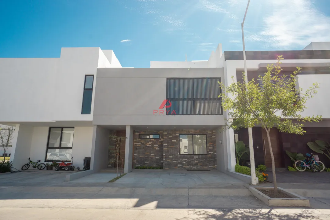 Casa en Venta en Solares Residencial, Zapopan — Coto Larissa