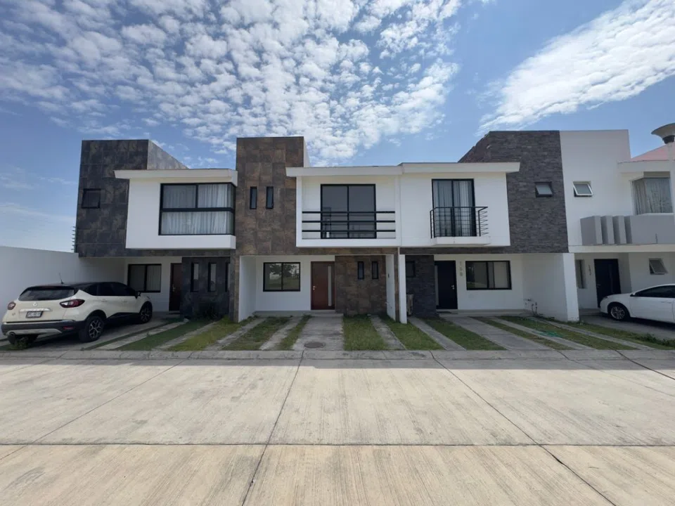 HERMOSA CASA EN RENTA FRENTE JARDINES Y ALBERCA