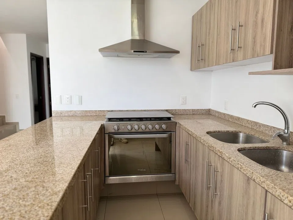 Foto 4 de HERMOSA CASA EN RENTA FRENTE JARDINES Y ALBERCA