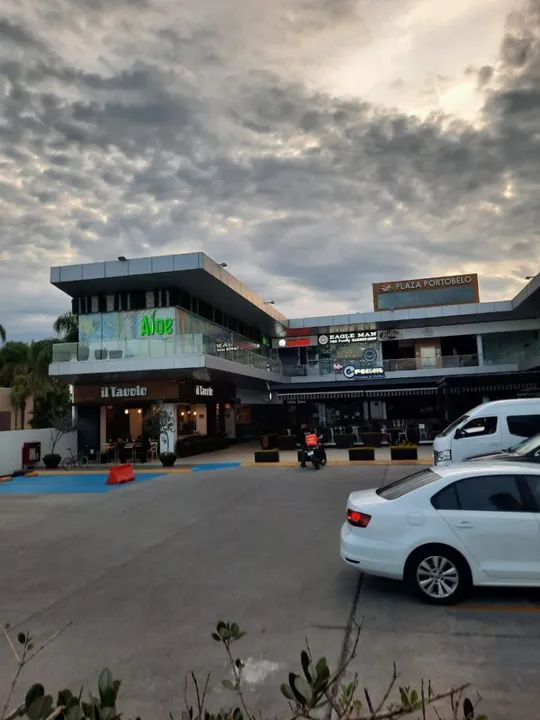 LOCAL EN RENTA EN PLAZA PORTOBELO SOBRE AV. AVIACIÓN