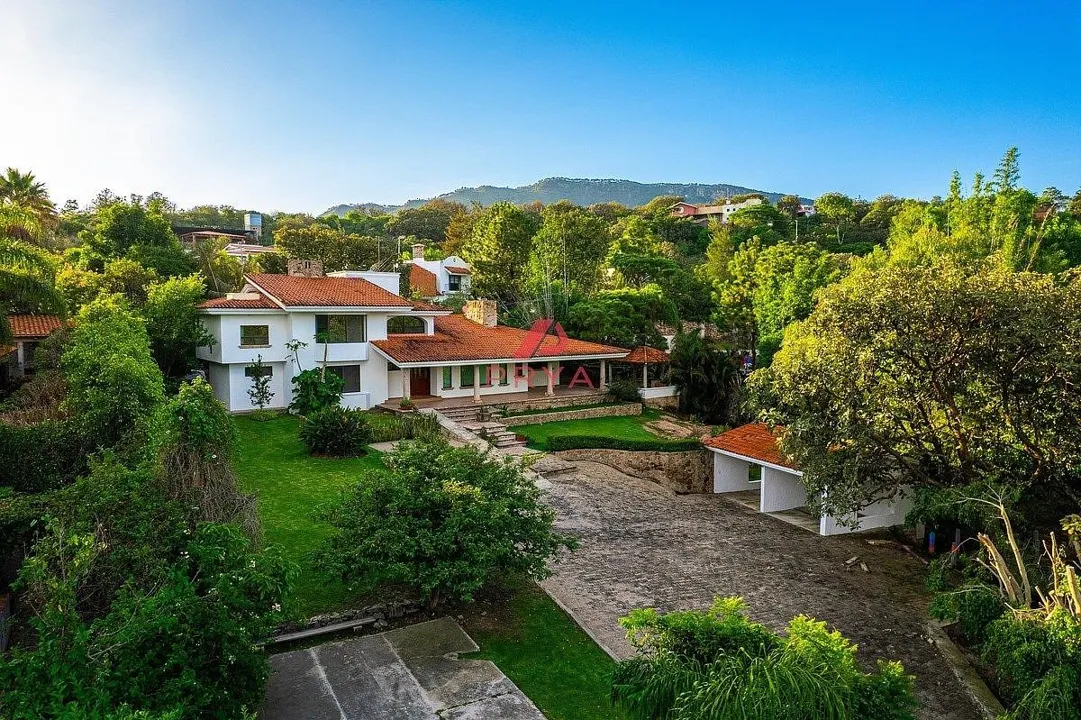 Foto 2 de Casa en venta en Hacienda La Herradura con 2,048 m² de terreno y jardín
