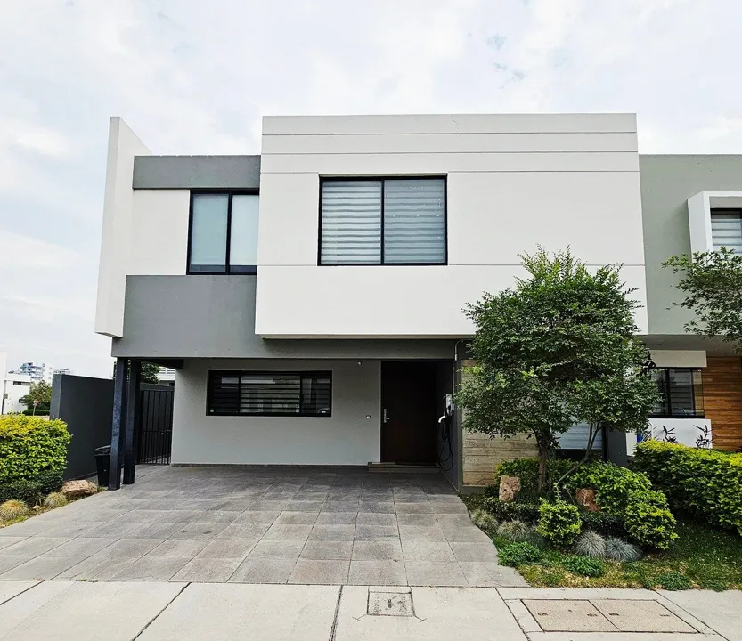 Residencia con 5 recámaras en Zona Real