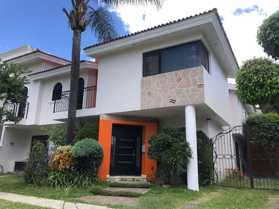 CASA EN VENTA O RENTA EN JARDÍN REAL, ZAPOPAN.
