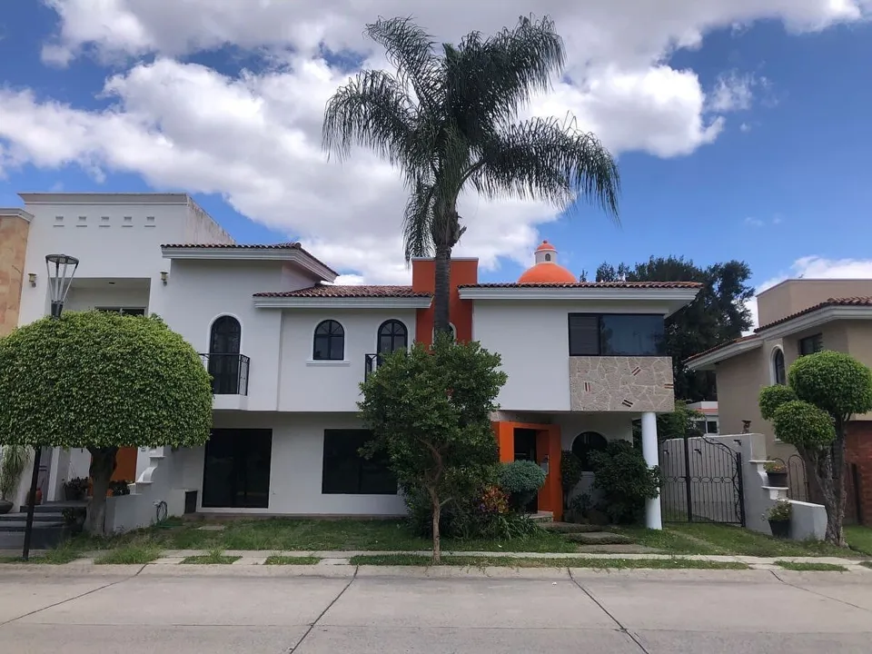 Foto 2 de CASA EN VENTA O RENTA EN JARDÍN REAL, ZAPOPAN.