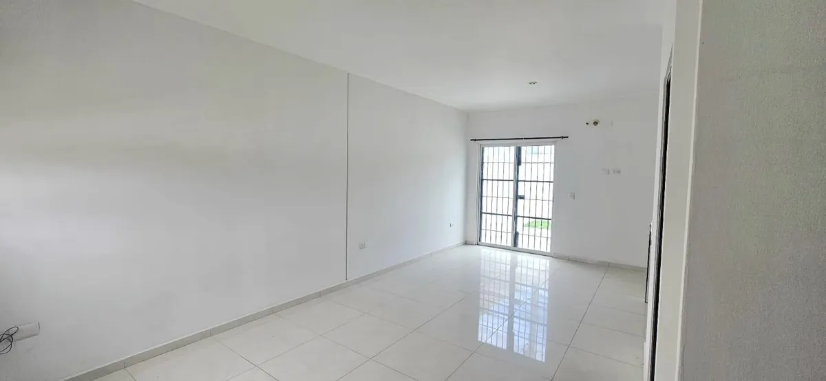 Foto 2 de Casa en venta a precio de oportunidad en Bosques de Santa Anita