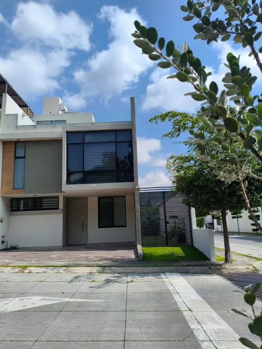 CASA EN RENTA-BELLATERRA PLATINO