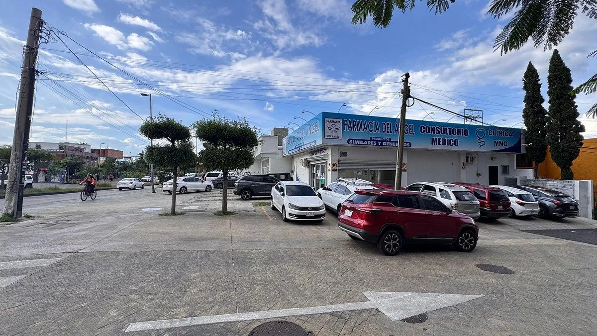 Foto 2 de A 3 MIN DE GLORIETA DE LA NORMAL, CONSULTORIO U OFICINA EN RENTA AV. ALCALDE