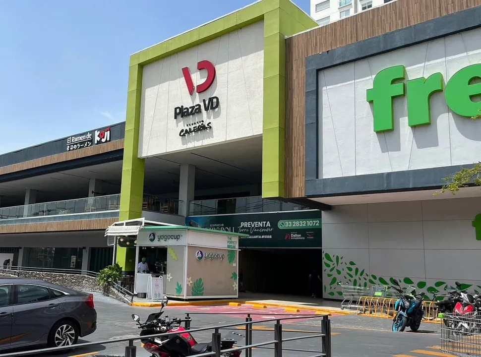 Renta de local 100mt2  u oficinas en plaza VD Galerías con estacionamiento