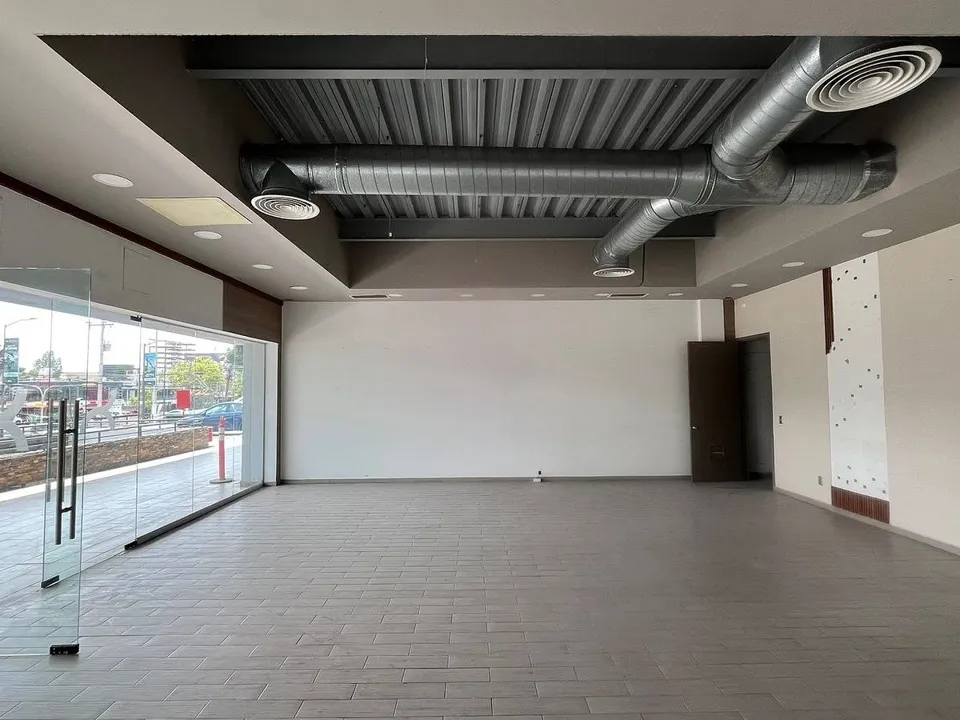 Foto 2 de Renta de local 100mt2  u oficinas en plaza VD Galerías con estacionamiento