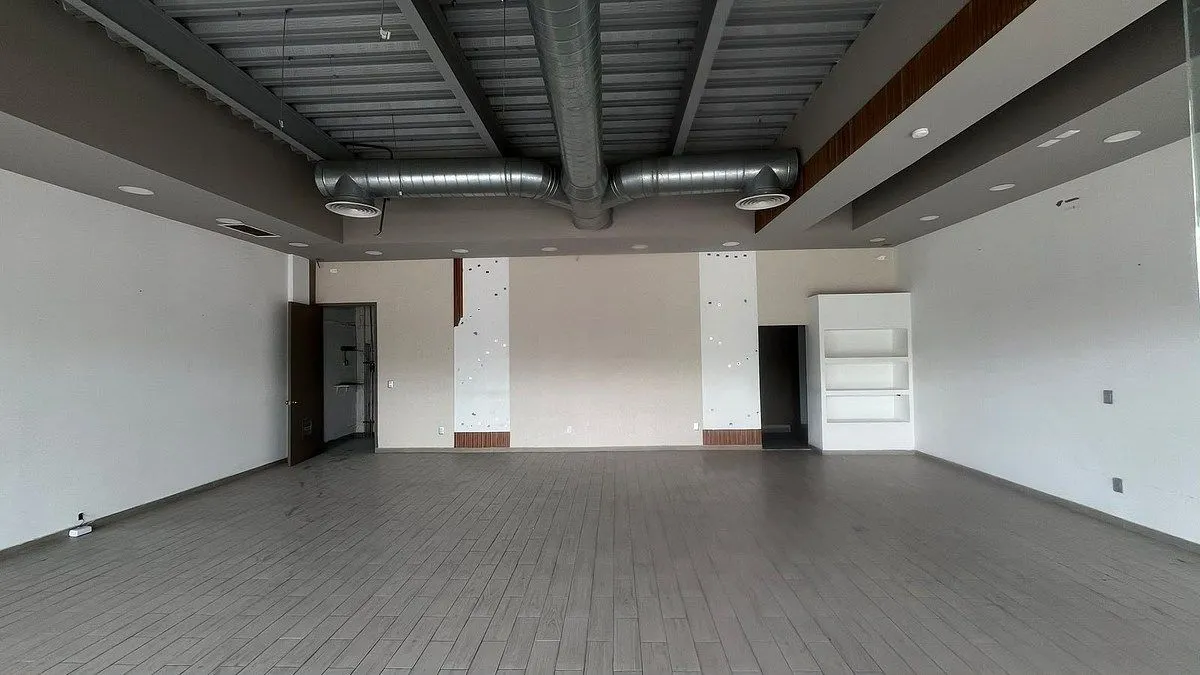Foto 4 de Renta de local 100mt2  u oficinas en plaza VD Galerías con estacionamiento