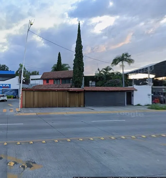 CASA PARA REMODELAR EN CHAPALITA SOBRE LÁZARO CÁRDENAS $14’850,000 PESOS