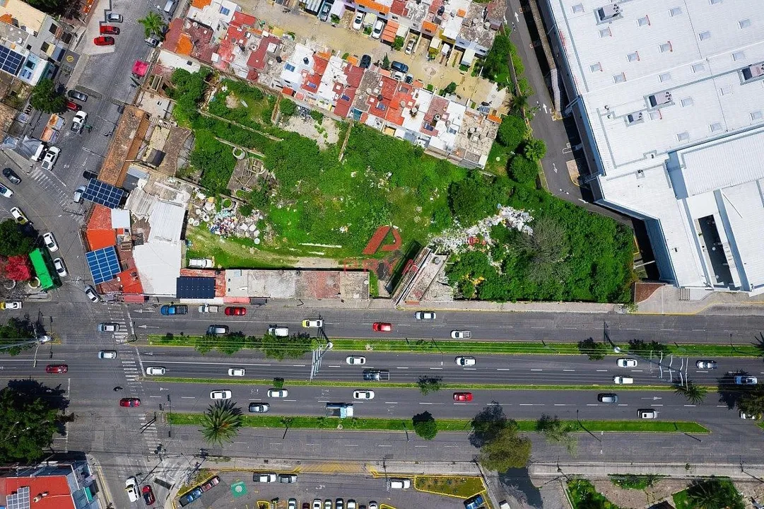 Terreno Comercial en Venta  El Batán Zapopan 2224 m2 con 85m de Frente