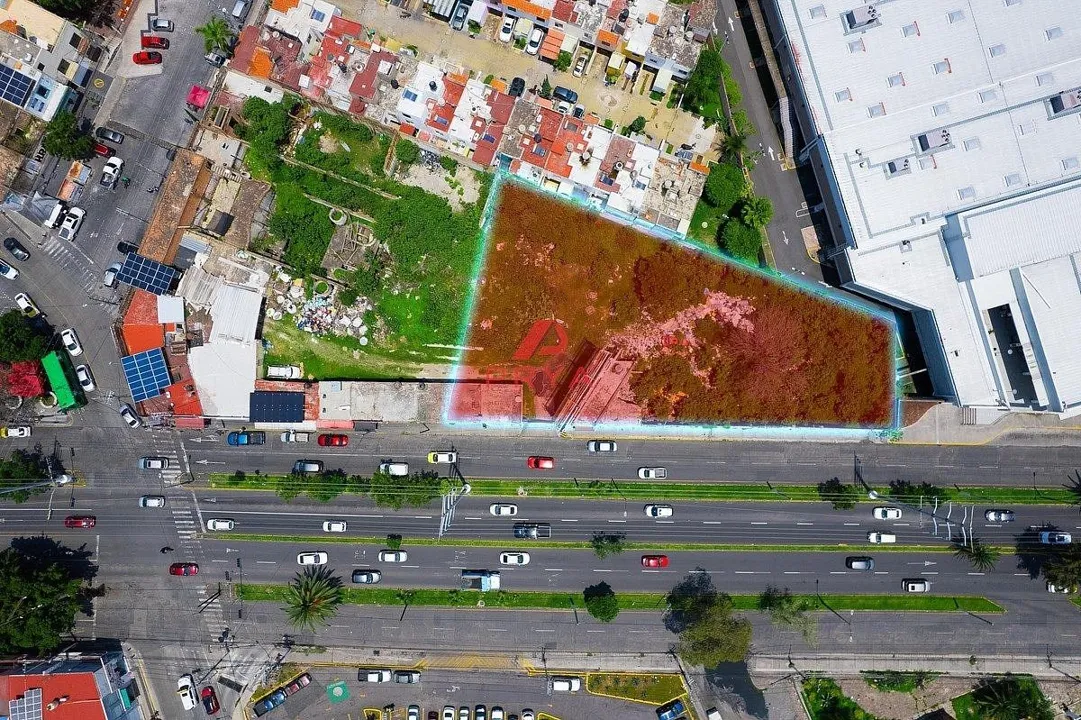 Foto 2 de Terreno Comercial en Venta  El Batán Zapopan 2224 m2 con 85m de Frente