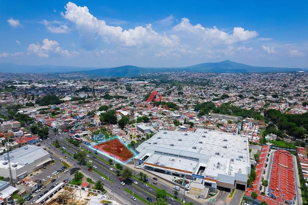 Foto 6 de Terreno Comercial en Venta  El Batán Zapopan 2224 m2 con 85m de Frente