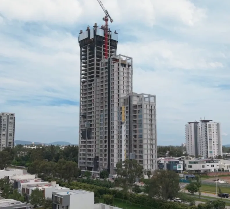 Foto 3 de Penthouse en venta en torre de lujo cerca de andares