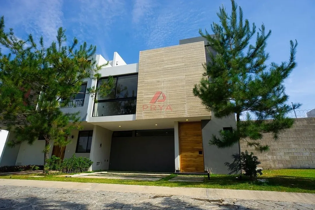 Casa en Venta en Solares, Zapopan | 3 Recámaras con Baño y Roof Garden.