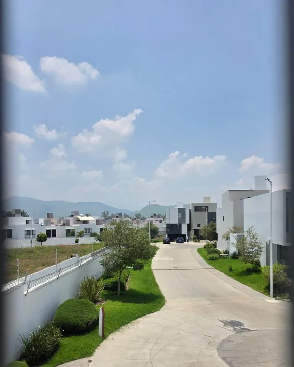 Foto 2 de Exclusiva Residencia con Acabados de Lujo en Las Grullas