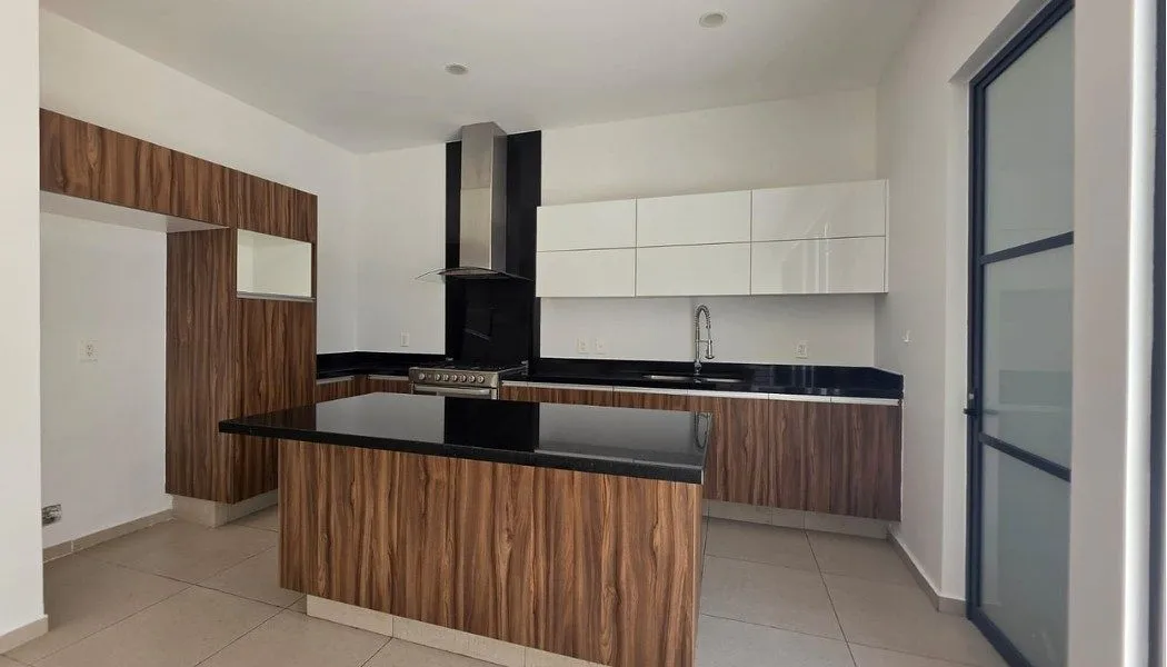 Foto 5 de Exclusiva Residencia con Acabados de Lujo en Las Grullas
